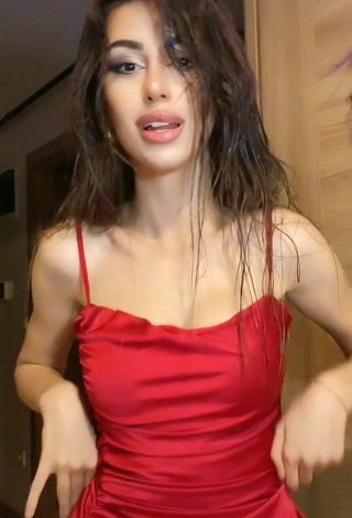5. Sexy Hande Aselbelis Şentepe in Red Dress