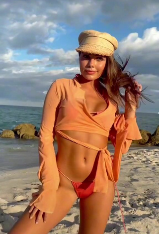 3. Sexy Hannah Ann Sluss in Thong at the Beach