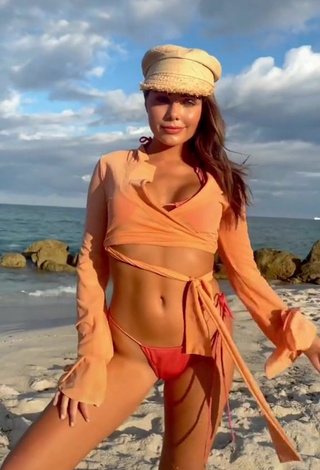 4. Sexy Hannah Ann Sluss in Thong at the Beach