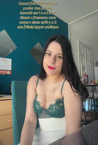 Sexy Icyanais Shows Cleavage