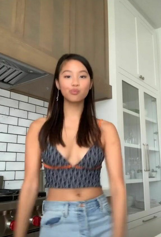 3. Beautiful Isaasung Shows Cleavage in Sexy Crop Top