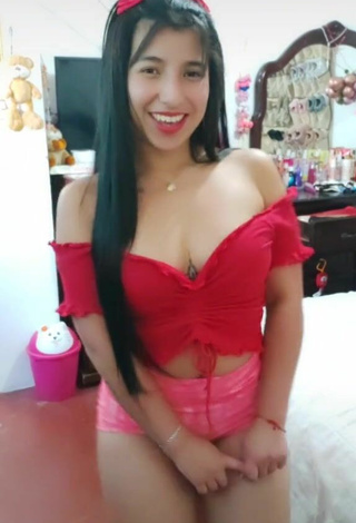 2. Amazing Jenny Zambrano Shows Cleavage in Hot Red Crop Top