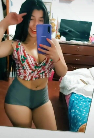 4. Sexy Jenny Zambrano Shows Cleavage in Crop Top