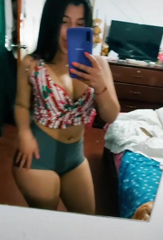 6. Sexy Jenny Zambrano Shows Cleavage in Crop Top