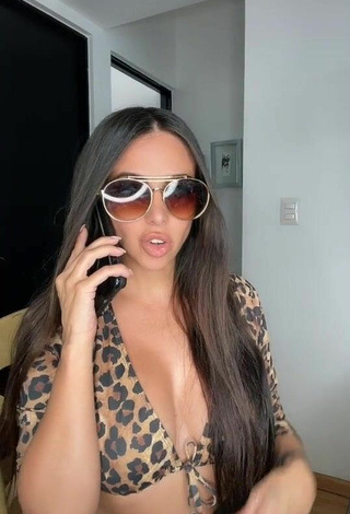 2. Sexy Jimena Sánchez Shows Cleavage in Leopard Crop Top