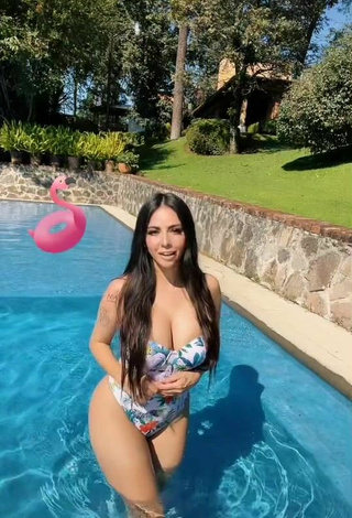 4. Sexy Jimena Sánchez Shows Cleavage in Floral Swimsuit at the Swimming Pool