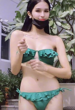 4. Sexy Jing Alvarez Shows Cleavage in Green Bikini
