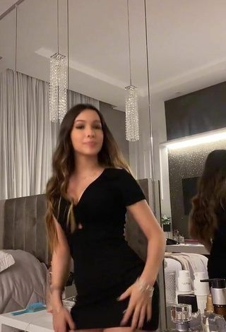 4. Sexy Julia Alves Shows Cleavage in Black Dress