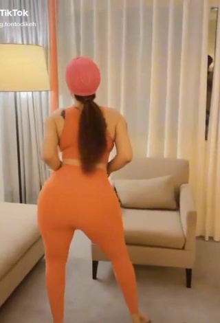 Sexy Tontolet Shows Big Butt