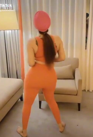 2. Sexy Tontolet Shows Big Butt