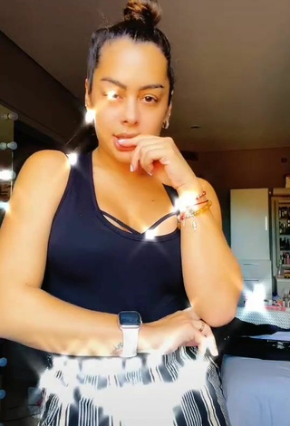 Sexy Larissa Riquelme Shows Cleavage in Black Top