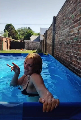 4. Sexy Libertad Alma Shows Cleavage in Black Bikini Top at the Pool