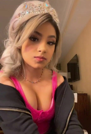 Sexy Linag0ldi Shows Cleavage in Firefly Rose Crop Top