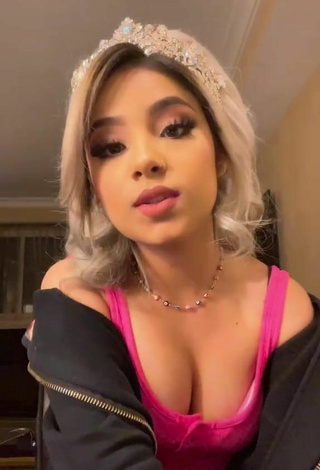2. Sexy Linag0ldi Shows Cleavage in Firefly Rose Crop Top