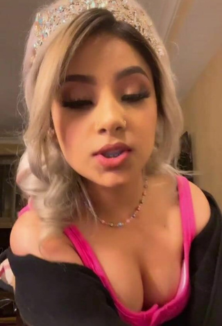 5. Sexy Linag0ldi Shows Cleavage in Firefly Rose Crop Top