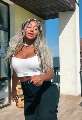 2. Wonderful Elizabeth Anorue Shows Cleavage in White Crop Top and Bouncing Boobs