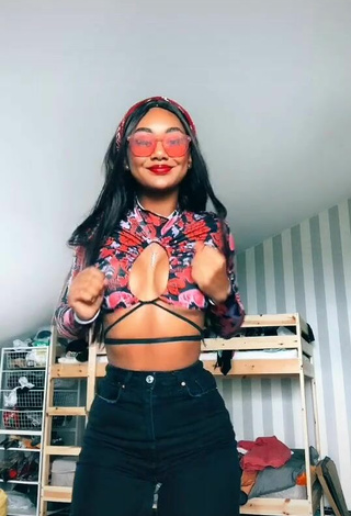 Sweet Elizabeth Anorue Shows Cleavage in Cute Crop Top and Bouncing Tits