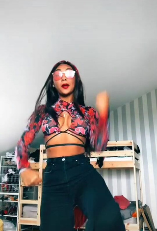 2. Sweet Elizabeth Anorue Shows Cleavage in Cute Crop Top and Bouncing Tits