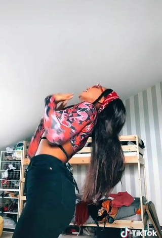 3. Sweet Elizabeth Anorue Shows Cleavage in Cute Crop Top and Bouncing Tits