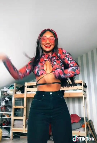 4. Sweet Elizabeth Anorue Shows Cleavage in Cute Crop Top and Bouncing Tits