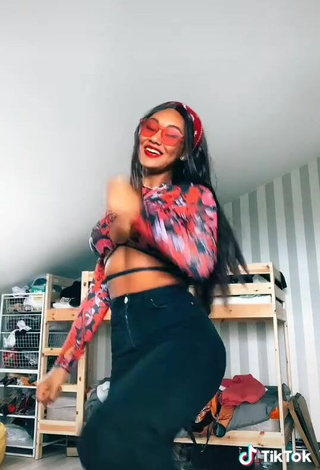 5. Sweet Elizabeth Anorue Shows Cleavage in Cute Crop Top and Bouncing Tits