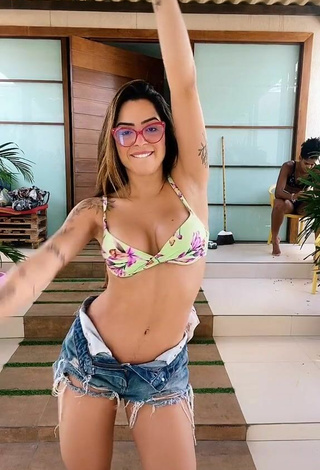 Breathtaking Luana Targinno Shows Cleavage in Bikini Top