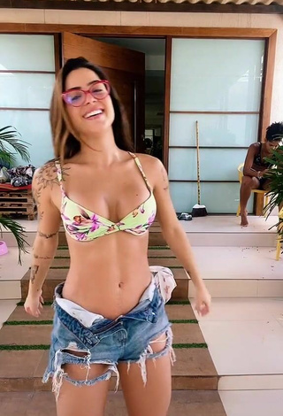 2. Breathtaking Luana Targinno Shows Cleavage in Bikini Top