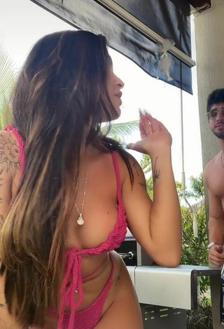 3. Adorable Luana Targinno Shows Cleavage in Seductive Pink Bikini