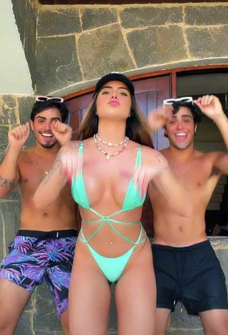 6. Hot Luana Targinno Shows Cleavage in Green Bikini