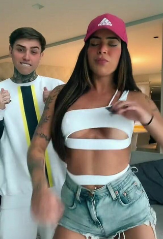 2. Hot Luana Targinno Shows Butt