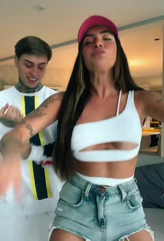 4. Hot Luana Targinno Shows Butt