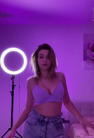 Sexy Maraognean Shows Cleavage in Grey Crop Top