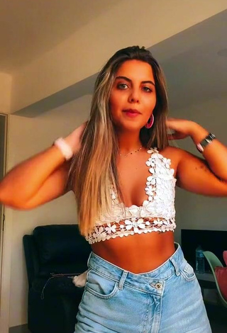 Hot Maria Nunes Shows Cleavage in White Crop Top