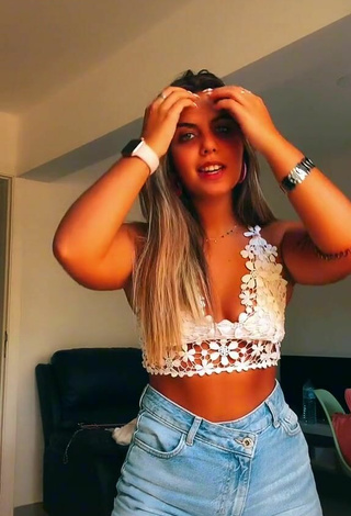 2. Hot Maria Nunes Shows Cleavage in White Crop Top