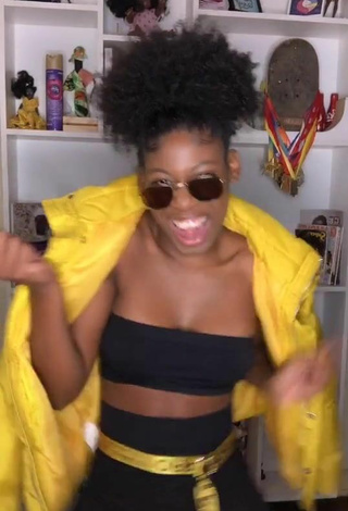 3. Sexy MC Soffia Shows Cleavage in Black Tube Top and Bouncing Breasts