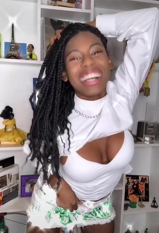 Erotic MC Soffia Shows Cleavage in White Crop Top
