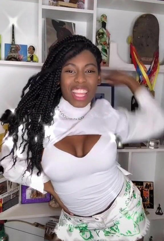 3. Erotic MC Soffia Shows Cleavage in White Crop Top