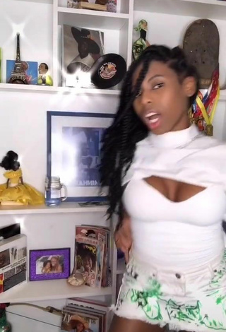 4. Erotic MC Soffia Shows Cleavage in White Crop Top