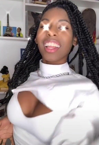 6. Erotic MC Soffia Shows Cleavage in White Crop Top