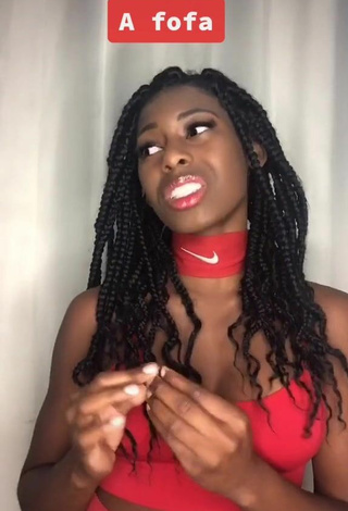 Amazing MC Soffia Shows Cleavage in Hot Red Crop Top
