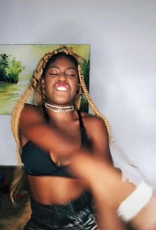 Sexy MC Soffia Shows Cleavage in Black Sport Bra and Bouncing Boobs