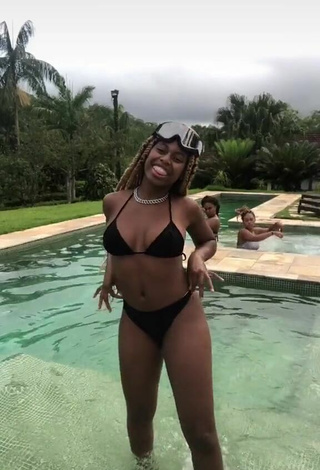 2. Sexy MC Soffia Shows Cleavage in Black Bikini at the Swimming Pool