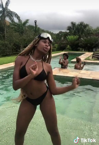 4. Sexy MC Soffia Shows Cleavage in Black Bikini at the Swimming Pool