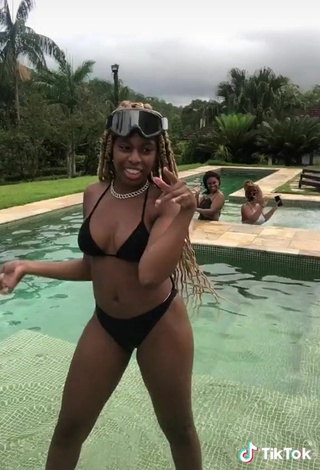 5. Sexy MC Soffia Shows Cleavage in Black Bikini at the Swimming Pool