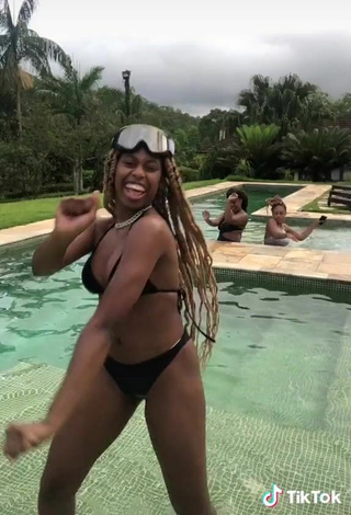 6. Sexy MC Soffia Shows Cleavage in Black Bikini at the Swimming Pool