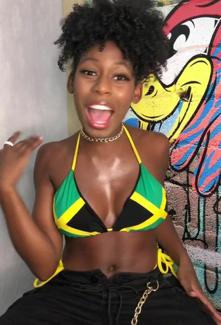 4. Sexy MC Soffia Shows Cleavage in Bikini Top