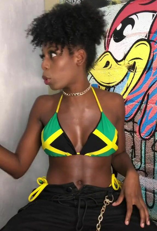 5. Sexy MC Soffia Shows Cleavage in Bikini Top