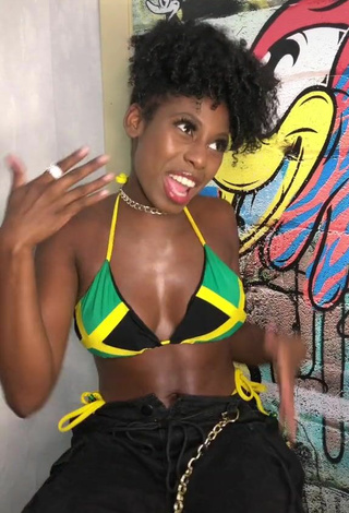 6. Sexy MC Soffia Shows Cleavage in Bikini Top