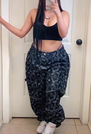 2. Sexy michelledazling Shows Cleavage in Black Crop Top