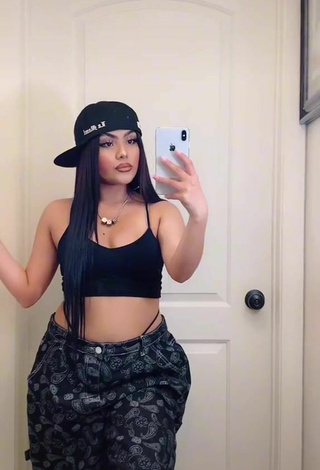 5. Sexy michelledazling Shows Cleavage in Black Crop Top